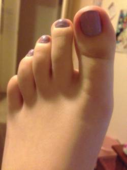 feetplease:  Lovely lavender amateur foot selfie  lovesfucks Can I see your feet??