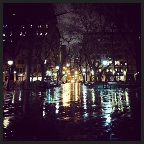 A little bit of New York Magic #newyorkcity #washingtonsquarepark #nynight #instamood #gloomy #magic