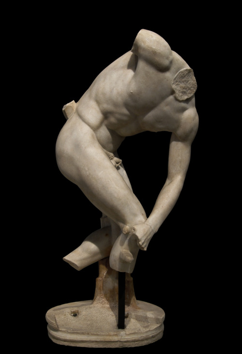 Discobulus of Myron Depicts an athlete in the process of throwing a discus. Noted for the perfect pr