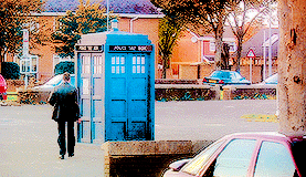 harleys-quinzel:Doctor Who ↠ Series 1.01: Rose↳ The ground beneath our feet is spinning at a thousan