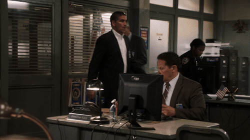 That glance Fusco gives Reese when he sits on the desk like why is he so sexualy suggestive??