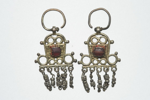 parantajanpolku:Karelian earrings.Traditional materials include metals, fish and deer bones, river p