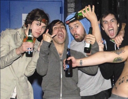 2006aesthetic:guesswhatilikebands:makes you wonder who’s the sober one taking the picturehow could y