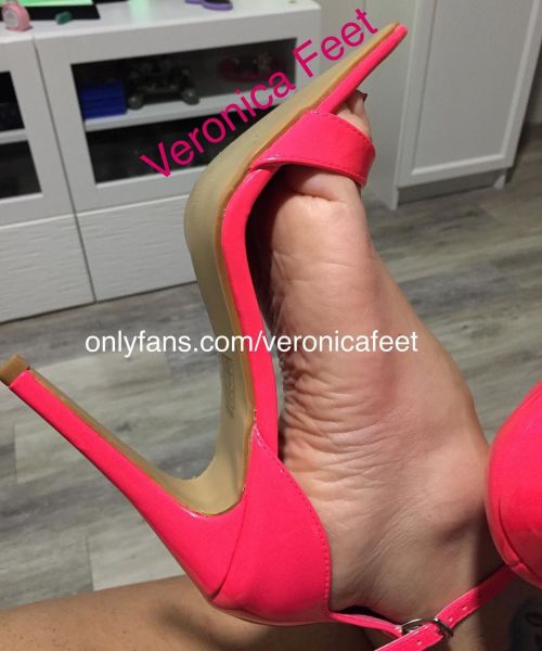 veronicafeet: Tenere a freno l’immaginazione sarà difficile per voi #feetlovers #feets