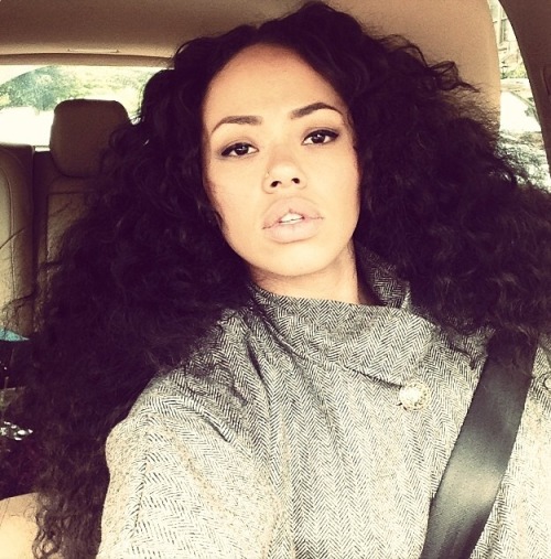 lovefeedsme:  axgilbert:  Elle.  Love her hair. 
