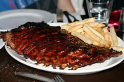everybody-loves-to-eat:  Pork Ribs by Roo 瑞 on Flickr. 