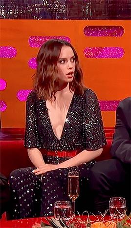 daisyjazzisobels: Daisy Ridley reacting to Gwendoline Christie being asked for a selfie while on the