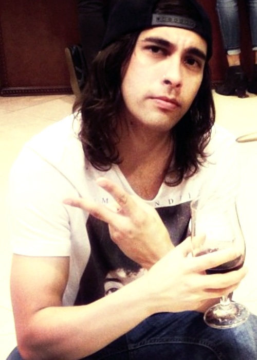 conquermountains:  4/100 pictures of Vic Fuentes ruining my life. 