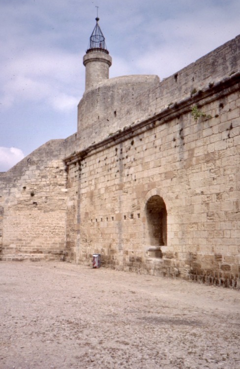 Vue de l'extérieur du mur et de la tour de garde, Aigues-Mortes, Gard, 1984.