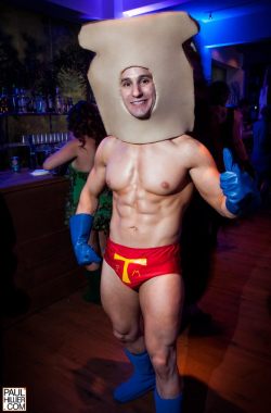 gaycomicgeek:  heroicmaleobjectification:  Powdered Toast Man making various con rounds, ending with San Diego Comic-Con 2013. His adventure unfortunately ended as a reverse sandwich for Barrowman and husbro Scott Gill.  ^_^  Haha my friend Darkstone