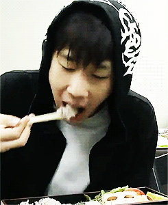 seokbebe:  nom nom gyu ;;  