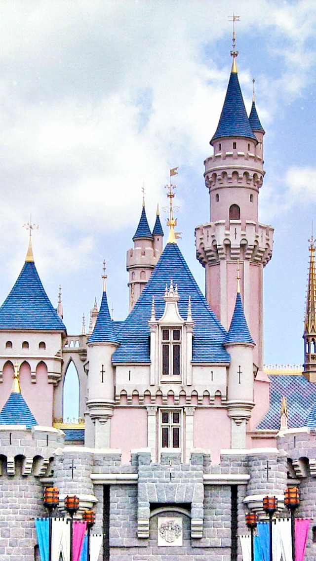  The Castles of Disney Parks 1. Disneyland, 1955 2. Walt Disney World, 1971 3. Disneyland