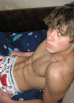 tbworlds:  sixpack body boy in retro underwear