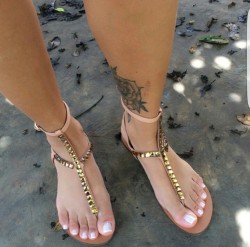 tribal-lion93:  Oh sandals😍….exposing