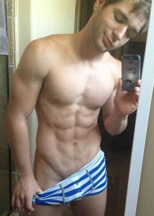 chelseabanker:CUTE HUNK SHOWING OFF