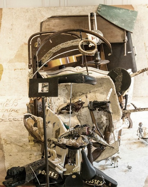 unconsumption:  junkculture:  Artist Transforms a Pile of Trash into a Mind-Bending Anamorphic Illusion French artist Bernard Pras creates artwork using a technique called anamorphosis, a distorted projection or perspective requiring the viewer to use