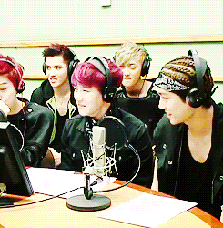 baekhyu-n:  Baekhyun burst out laughing at luhan’s imitation of a duckling 