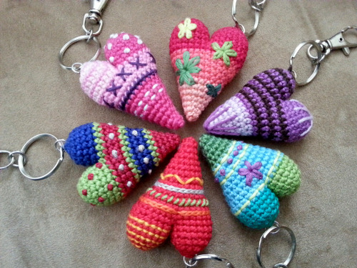 DIY Crochet Heart Free Pattern from Ravelry User Kerstin Arnold.This pattern for DIY Crochet Hearts 