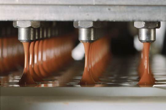 Machine industrielle produisant du chocolat