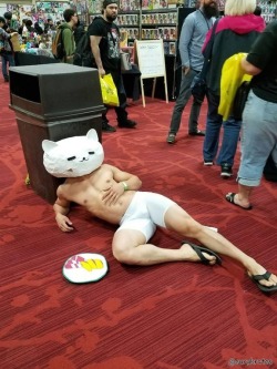 jwong104:  uhlalah:  Neko Atsume cosplayer……  I’m crazy in cat but this one is the most that I want to be his owner :3  Omg Tubbs &lt;3 