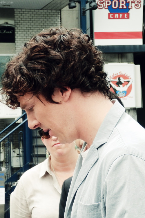 estherlune:
“ Those curls do things to me.
[x]
”
//     //