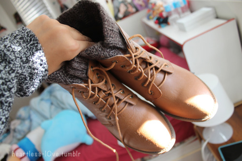 heartless-l0ve:the boots and warmers are attached c;