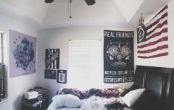 ikissedmattyhealy:  New room is lookin cute v messy but cute 