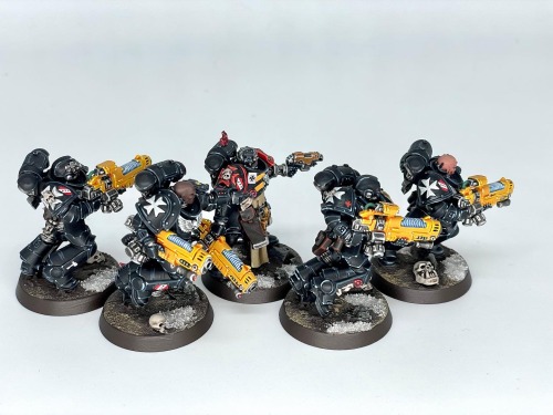 Primaris Hellblasters for my Black Templars. Had a ton of fun converting and painting up these bois!