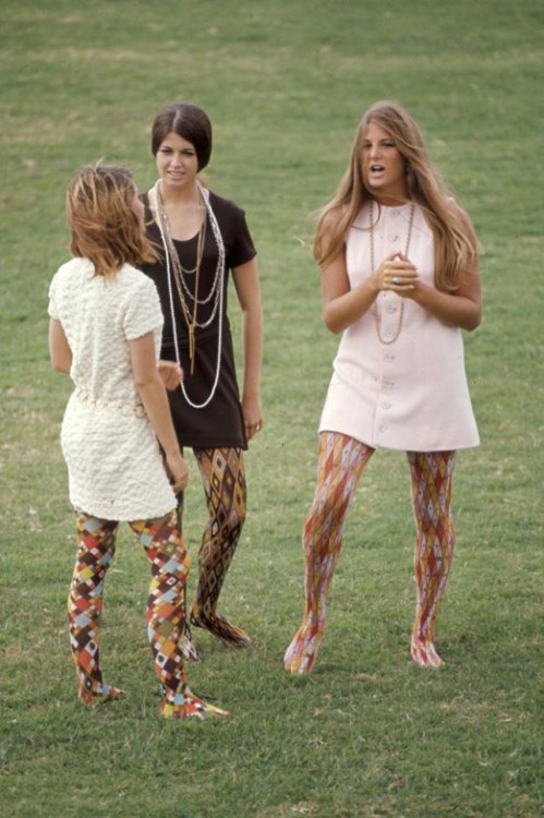 peaceful-moon: thedoeco:gamine:amelou:cool-glasses-kyle:markmejia: High School Fashion, 1969What a t