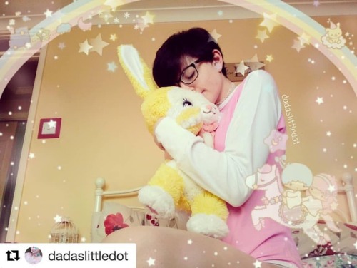 #Repost @dadaslittledot ・・・ Bunny cuddles  Cute onesie from @thelittletude , use my code “dada