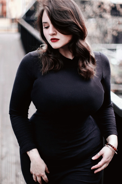 plusness:  ¿Es acaso la novia perfecta?: ilustradora, fotógrafa, cosplayer, ñoña y encima modelo plus. Directamente desde Rusia.En instagram: @donenaya En Tumblr: http://govnanavernisuka.tumblr.com/