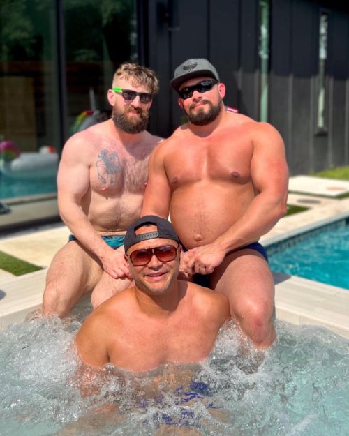 Memorial Day Sunin’ . . . . . . #musclebull #musclebear #musclegay #beefybear #gaybear (at Dal