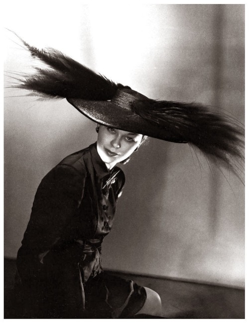 Schiaparelli hat modeled by Lud, photograph by Horst, 1946