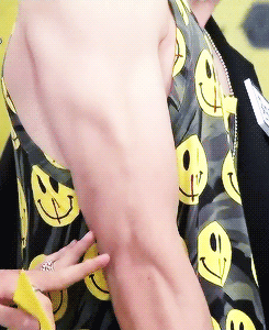 pandreos: jinyoung showing his arm muscle