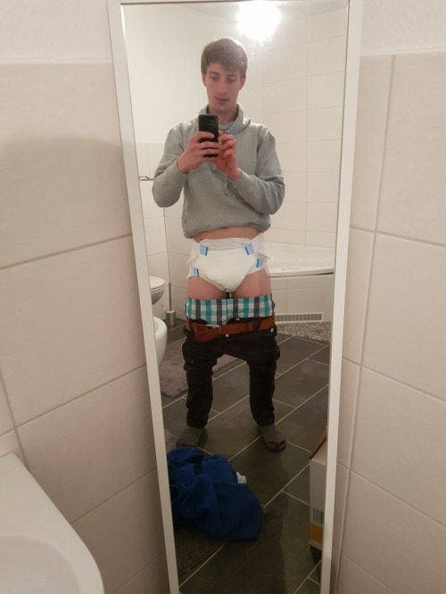 gayemsboy92: Morgens frisch in die Windel gesprungen damit ich heute nicht auf Toilette gehen muss #