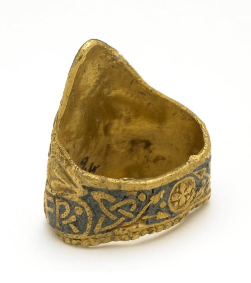 archaicwonder: Ring of Æthelwulf, Anglo-Saxon, AD 828-858 Gold nielloed mitre-shaped ring, dec