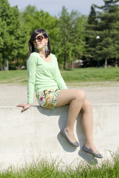 fashion-tights:  Pastels: green sweater & tropical shorts. Via Purses And I.