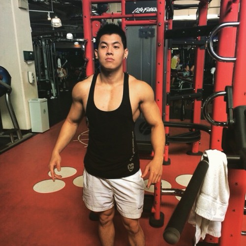 asianhunk-pecs-nips-asses:  Full and squeezable!