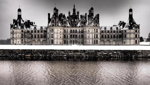 letsbuildahome-fr:  Picture Source: Miki-baka The Château de Chambord at Loir-et-Cher, France is one of the most renown châteaux because of its distinct French Renaissance architecture which infuses French medieval forms with classical Renaissance