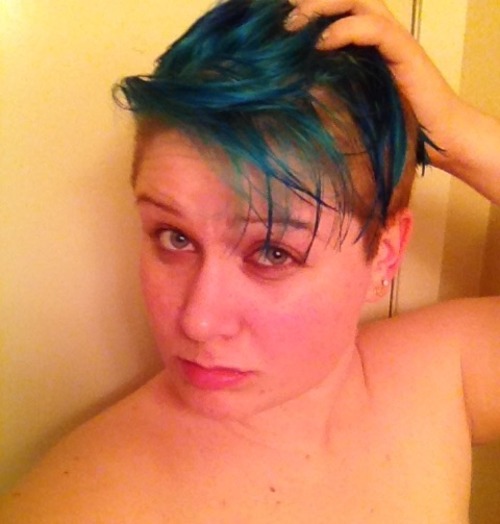 chlorogirl:  Some preliminary photos of my new blue ‘do!