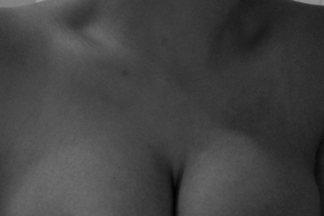 dialtosmile:  collar bones and titties just because 