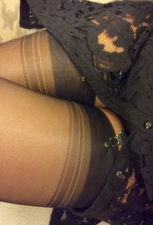 seamsforfun: Lace, metal clasps and fully fashioned stockings. Perfect!