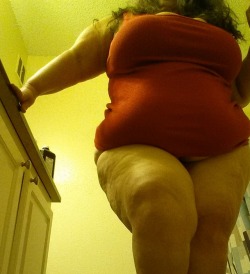 wickedlywenchy:  Loving my curves lately!!