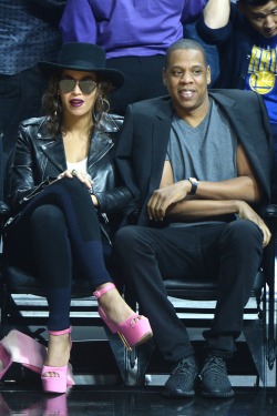 beyoncefashionstyle:  Beyonce at the Clippers vs. Golden State Warriors game in LA (Feb. 20) 