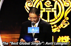 avrillavigine:  Avril Lavigne wins best global singer award at Huading Awards (X)
