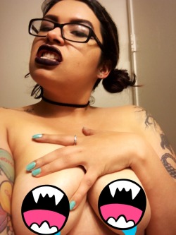 no-mames-cabron:  Goth babe seduces you with man-eating bewbs