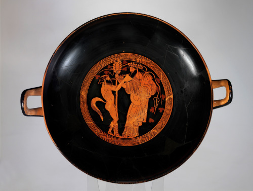 greekromangods:Attic drinking bowl with Dionysos and Silenca. 480 BCMakron PainterVulci, Italy (Find