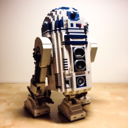 all-the-other-stuff:  R2-D2 #lego #vitruvianbrix