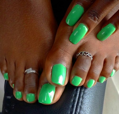 ebonytoesandfeetblk: www.instagram.com/she_does_themost/ Look at these Green Apple toes so s