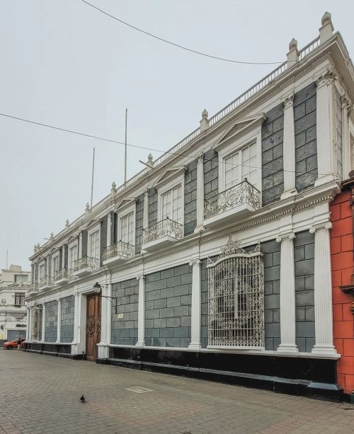 Fachada neoclásica del Palacio Iturregui, la mejor residencia de Trujillo, hoy sede del Club 